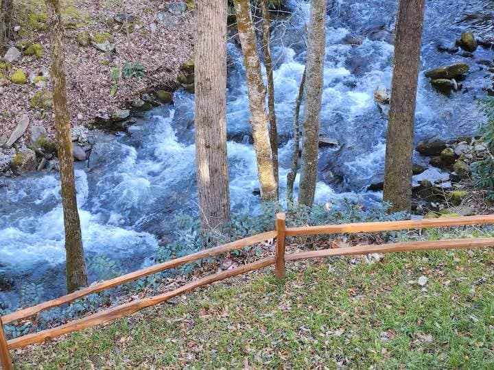 Relaxing, Tranquil Creek Cottage in Maggie Valley, NC